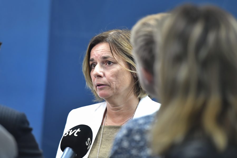 Miljö- och klimatminister Isabella Lövin höll i augusti pressträff med anledning av regeringens beslut att ta över prövningen av Preemraffs utbyggnad.