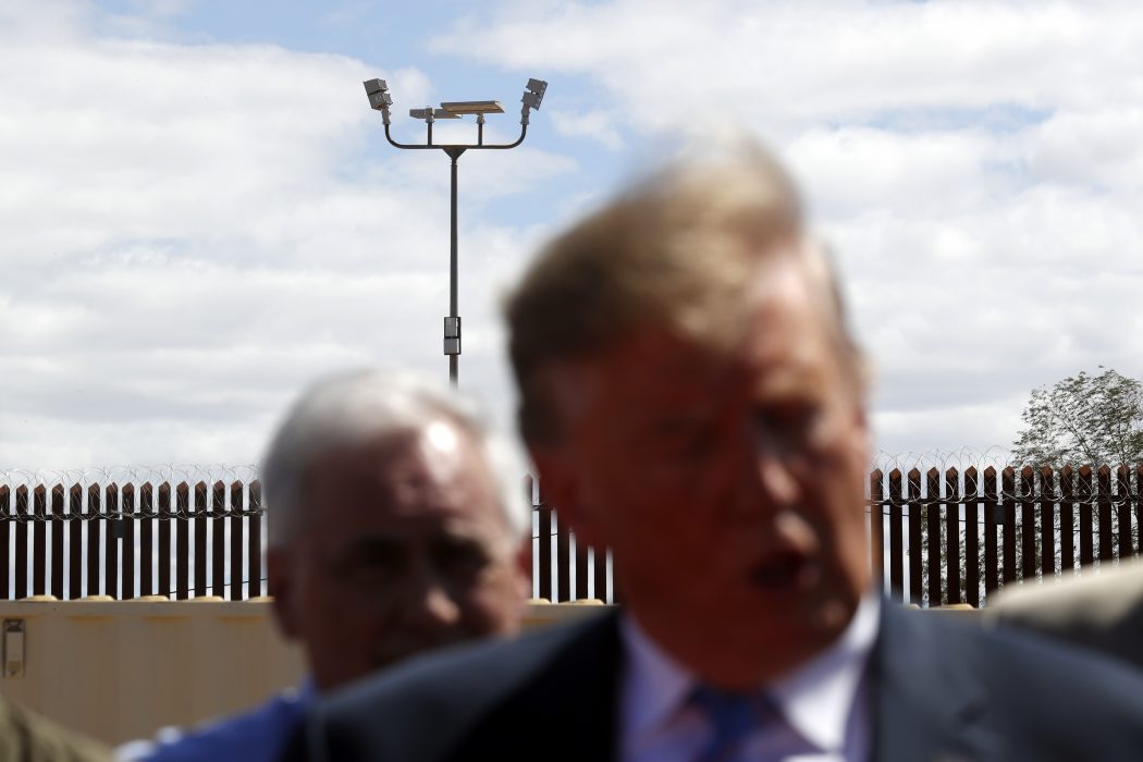 USA:s president Donald Trump under ett besök vid en ny del av den amerikanska gränsmuren, vid Calexico i Kalifornien i april.