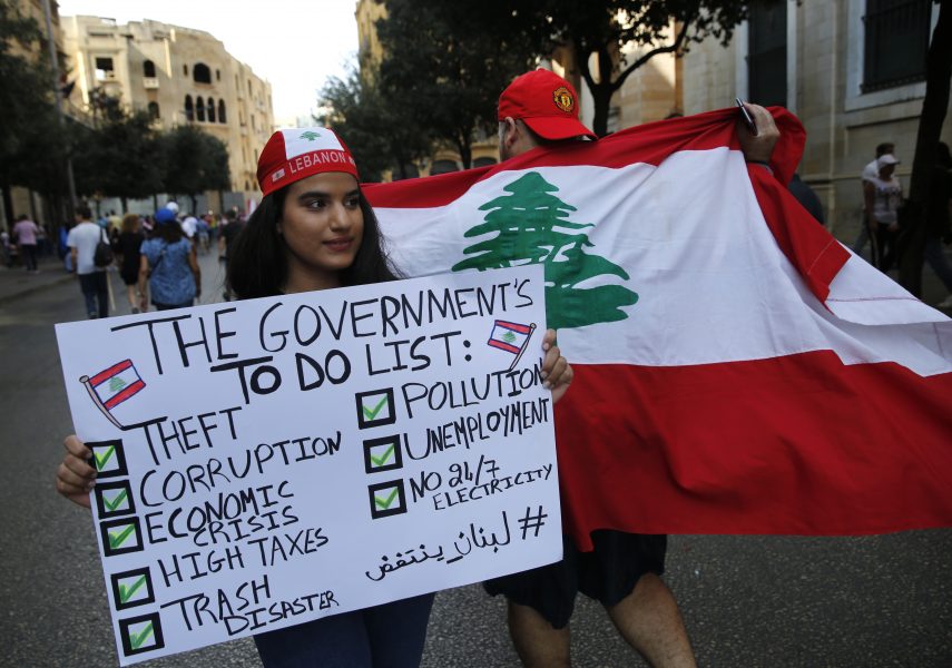 Demonstranter i Beirut kräver att regeringen tar itu med bland annat korruption och höga skatter.