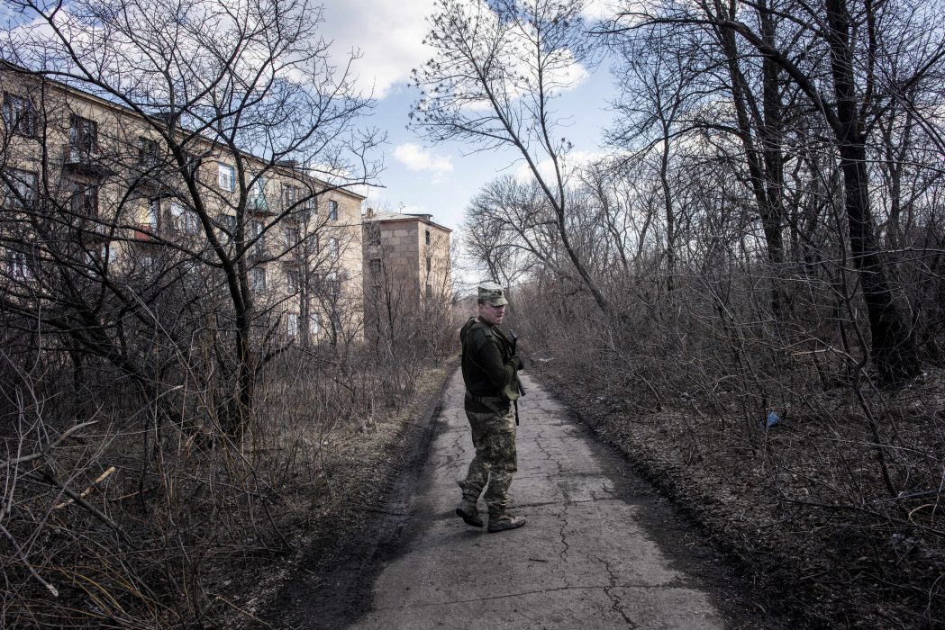 En ukrainsk soldat i Zolote.