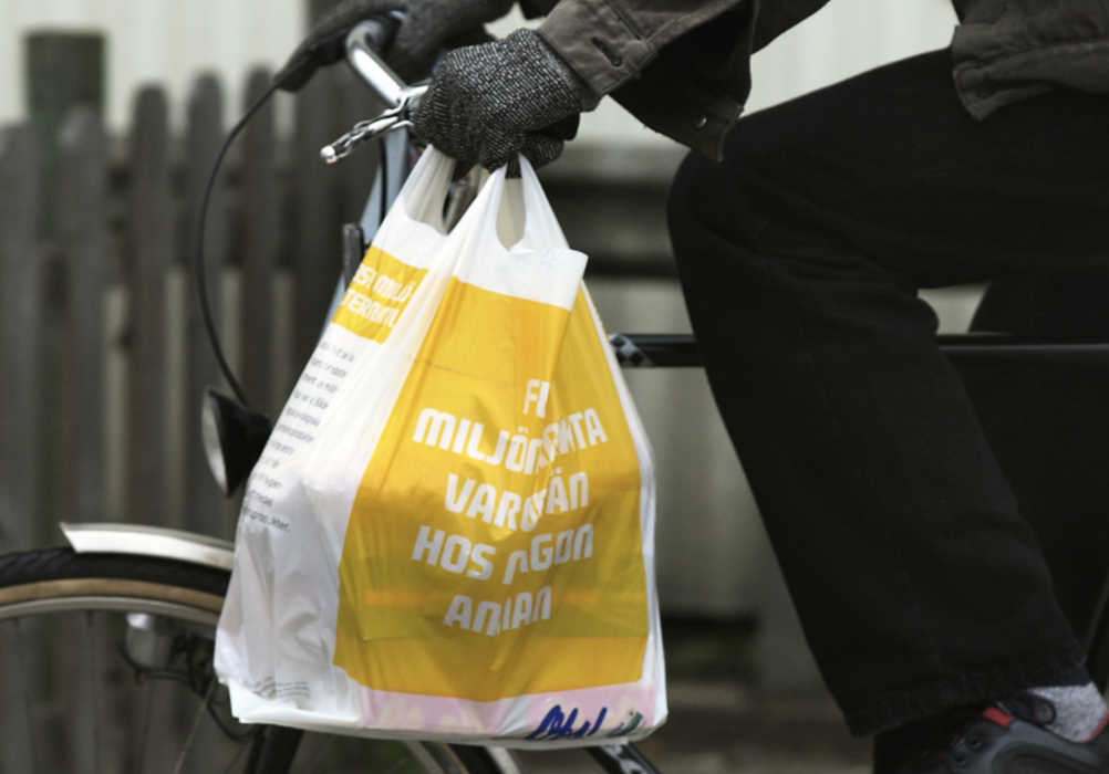 Regeringen föreslår tre kronor i skatt på sådana här kassar.