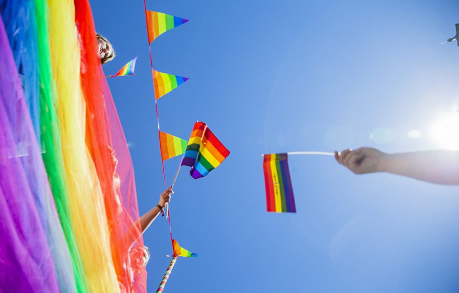 Organisationer, artister och privatpersoner står upp för regnbågsflaggan den 5 oktober på Götaplatsen.