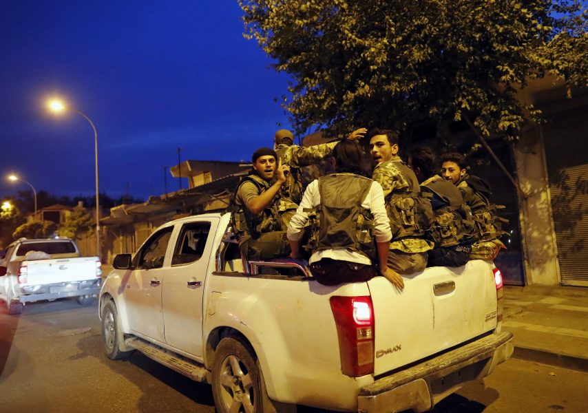 SNA-soldater kör igenom en stad i sydöstra Turkiet, på väg mot den syriska gränsen.
