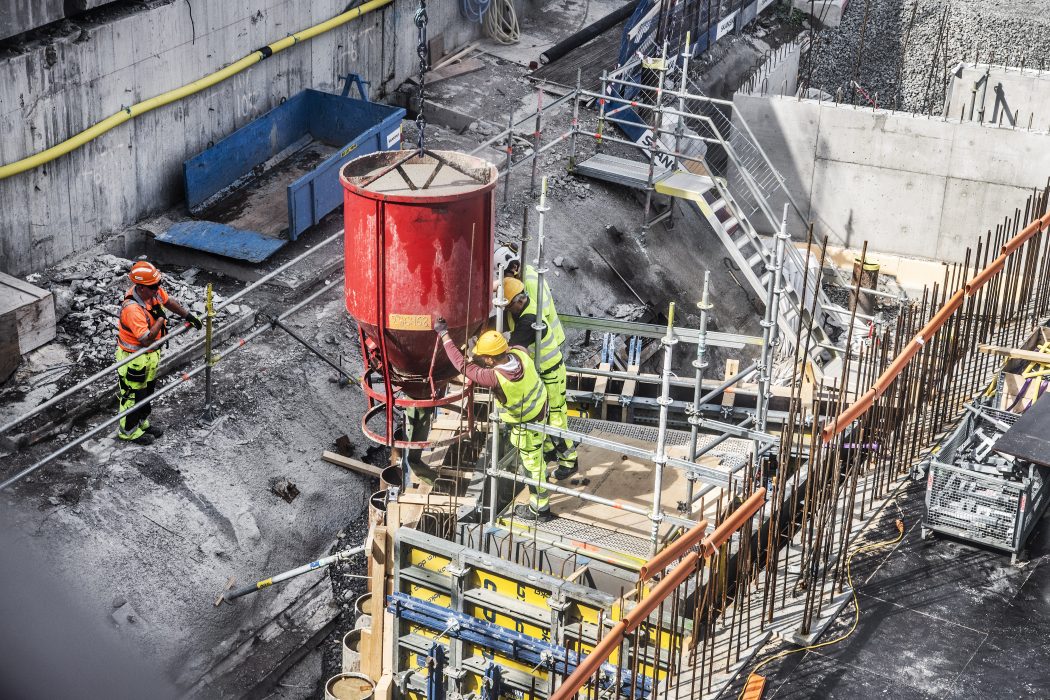 Byggarbetsplatser, här vid Slussen i Stockholm, är de mest olycksdrabbade.
