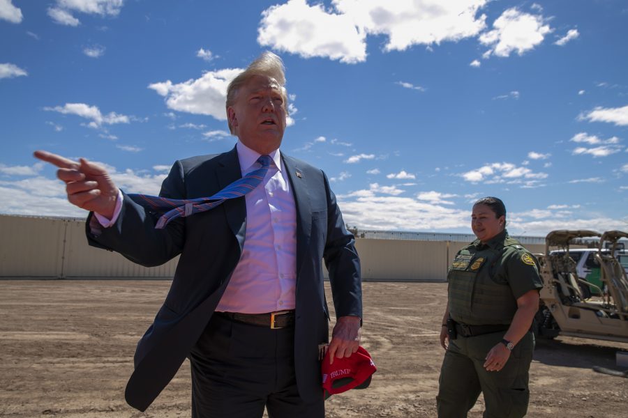 USA:s president Donald Trump under ett besök vid en ny del av den amerikanska gränsmuren, vid Calexico i Kalifornien i april.