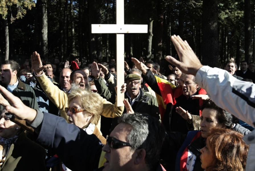 Anhängare till Franco hyllar den forne diktatorn efter en ceremoni vid monumentet i Valle de los Caídos.