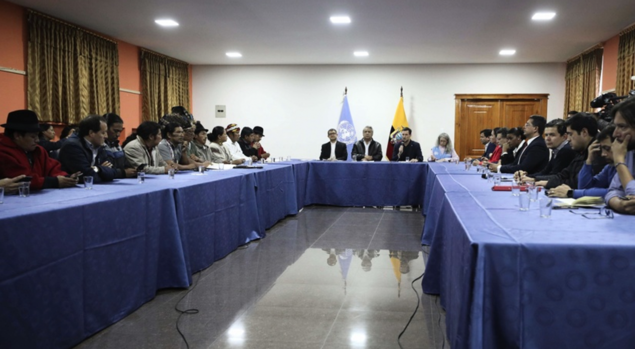 Ursprungsbefolkningsledare och regeringsföreträdare i samtal i Quito, med president Lenín Moreno i mitten.