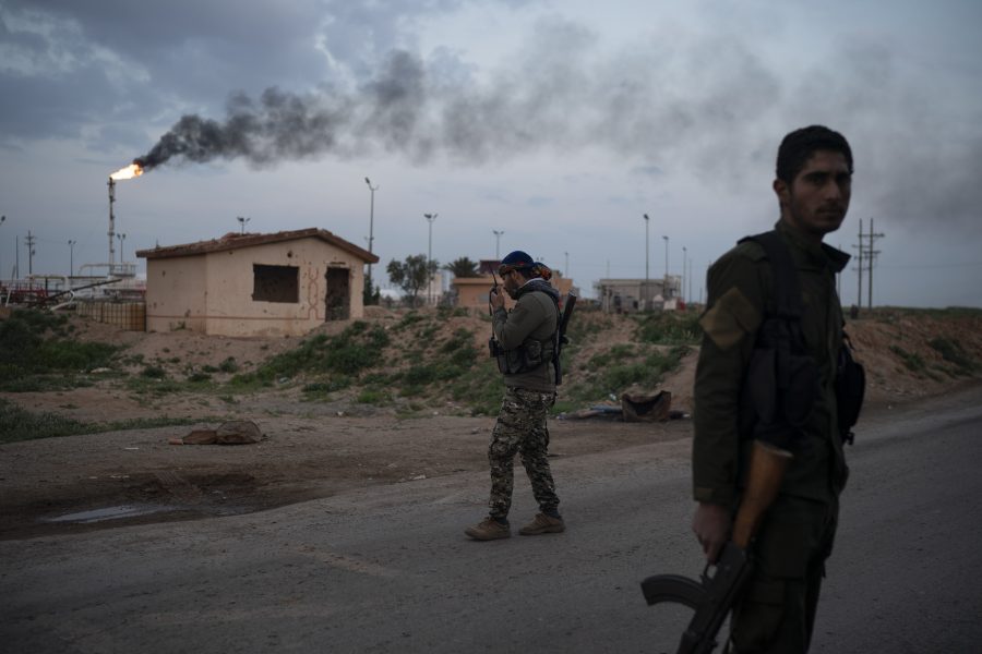 USA kommer att ha kvar en militär närvaro vid oljefält i östra Syrien.