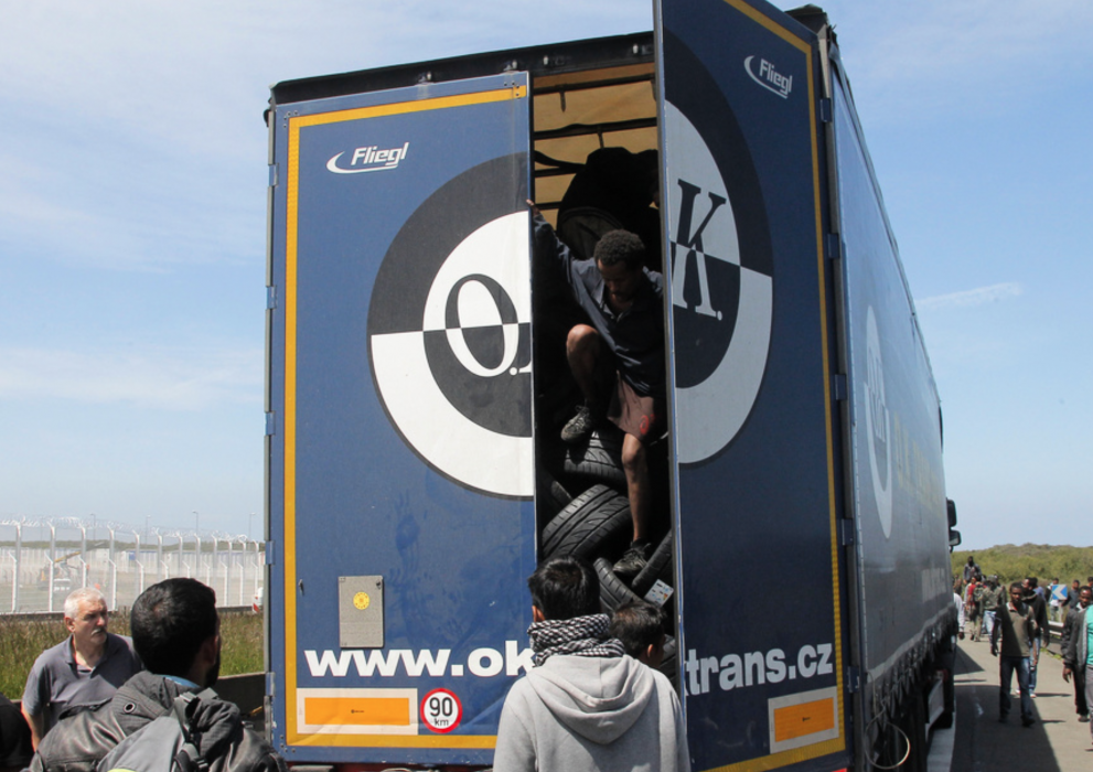 En lastbil stoppad i Calais i maj 2015 sedan migranter som försökt ta sig över till Storbritannien upptäckts.