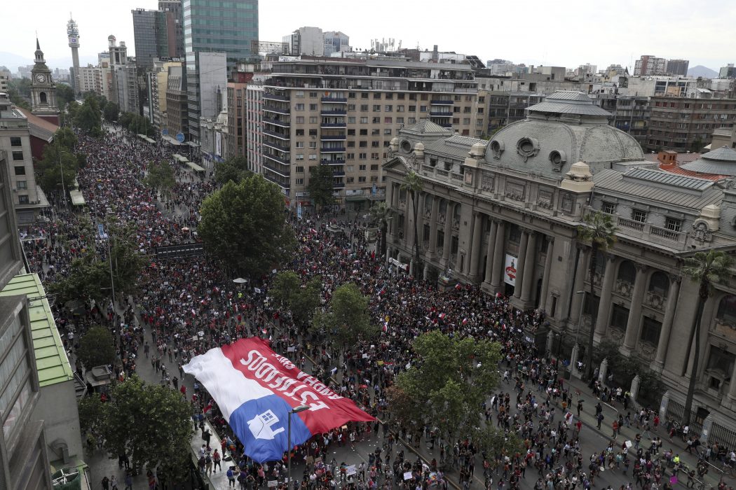 Nära en miljon människor protesterade på gatorna i Santiago, Chile.