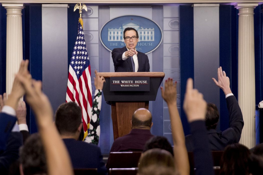 Finansminister Steven Mnuchin meddelar sanktionerna mot Turkiet.