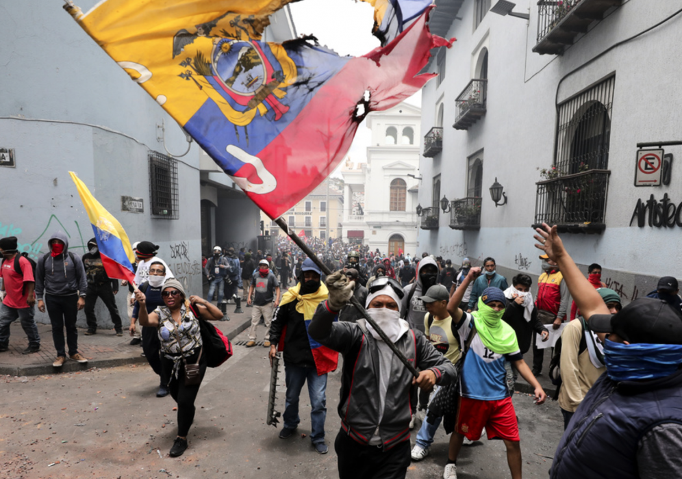 Demonstranter tågar i Quito.