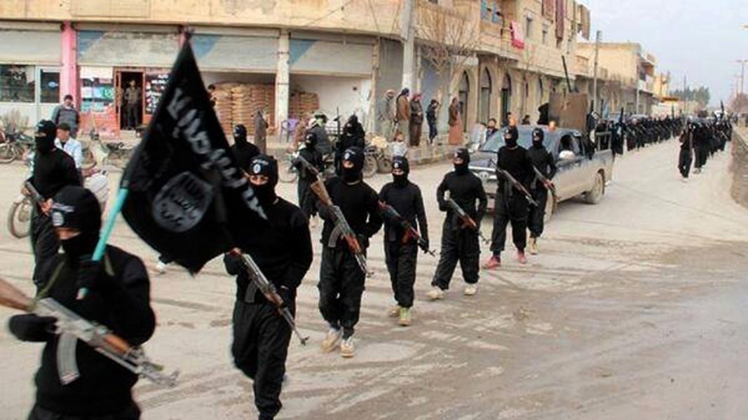 IS-krigare marscherar i al-Raqqa i Syrien.