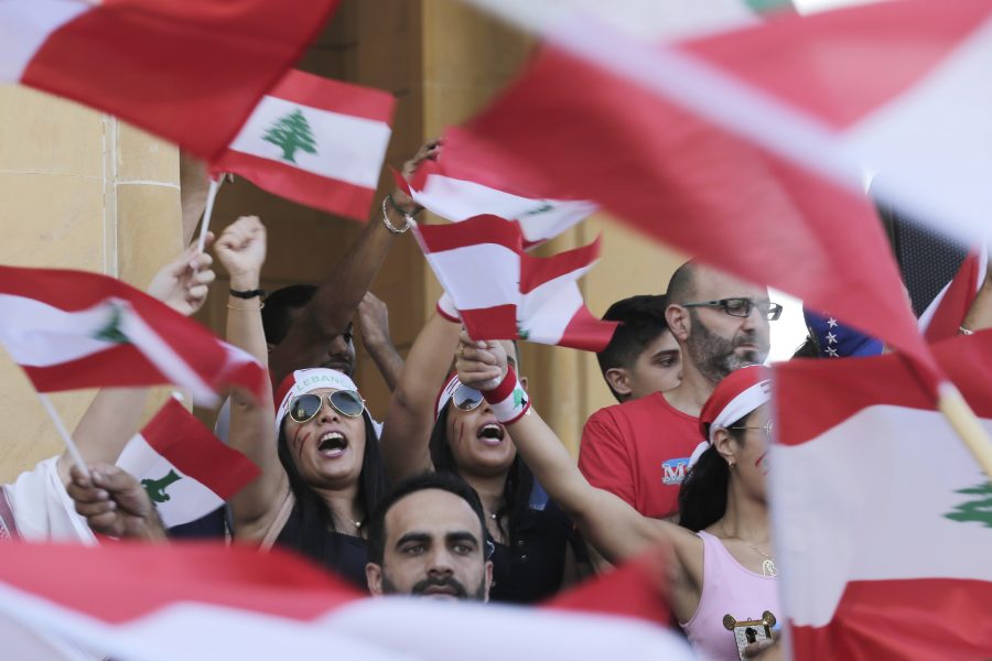 Demonstranter viftar med den libanesiska flaggan under protester i huvudstaden Beirut.