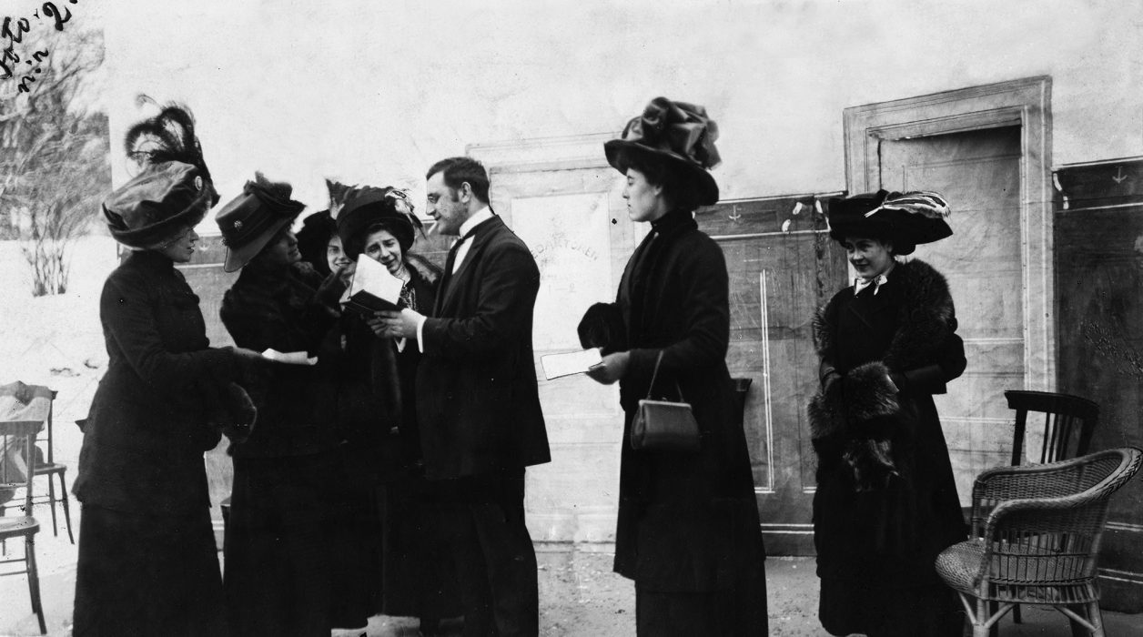 Elin Wägner, fjärde från vänster, på soaré 1911.