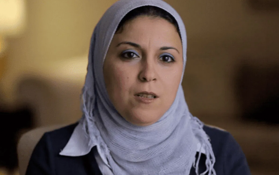 Människorättsaktivisten och journalisten Esraa Abdelfattah greps av civilklädda poliser.
