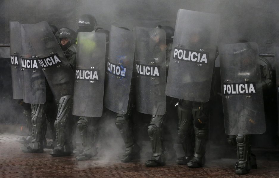 Polisen skyddar Borgmästarens kontor i Bogota från studenter som protesterar för bättre resurser till utbildning och skolor, 10 oktober.