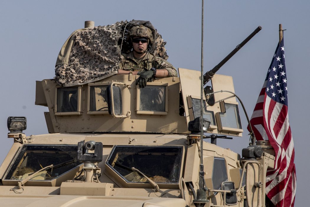 Amerikansk militär på väg mot det oljerika Deir el-Zour-området i nordöstra Syrien.