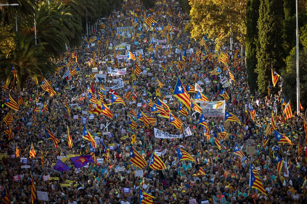 Runt 350 000 människor rapporteras ha deltagit i lördagens demonstration i Barcelona.