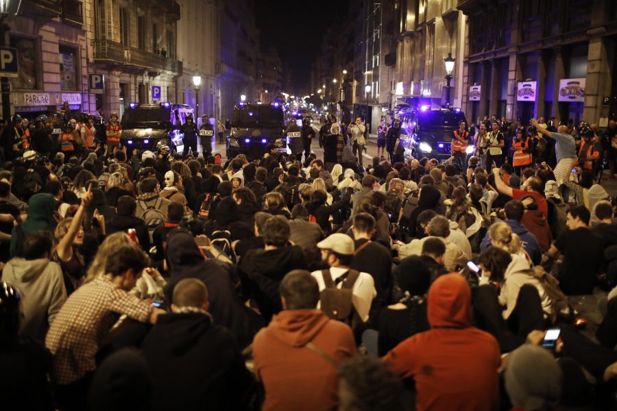 Demonstranter i Barcelona i en sittande protest under lördagskvällen.