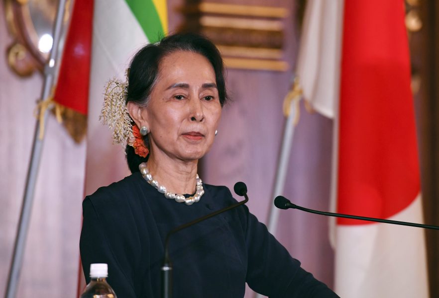 Myanmars statskansler Aung San Suu Kyi ska försvara landet mot folkmordsanklagelser i Haag.