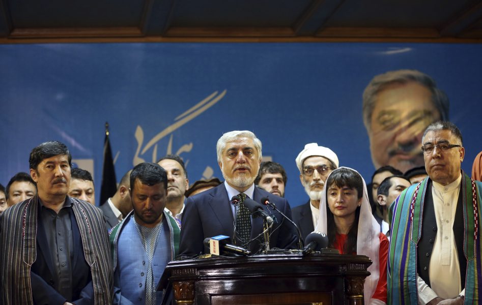 Presidentkandidat Abdullah Abdullah i mitten vid en tidigare presskonferens i Kabul, Afghanistan.