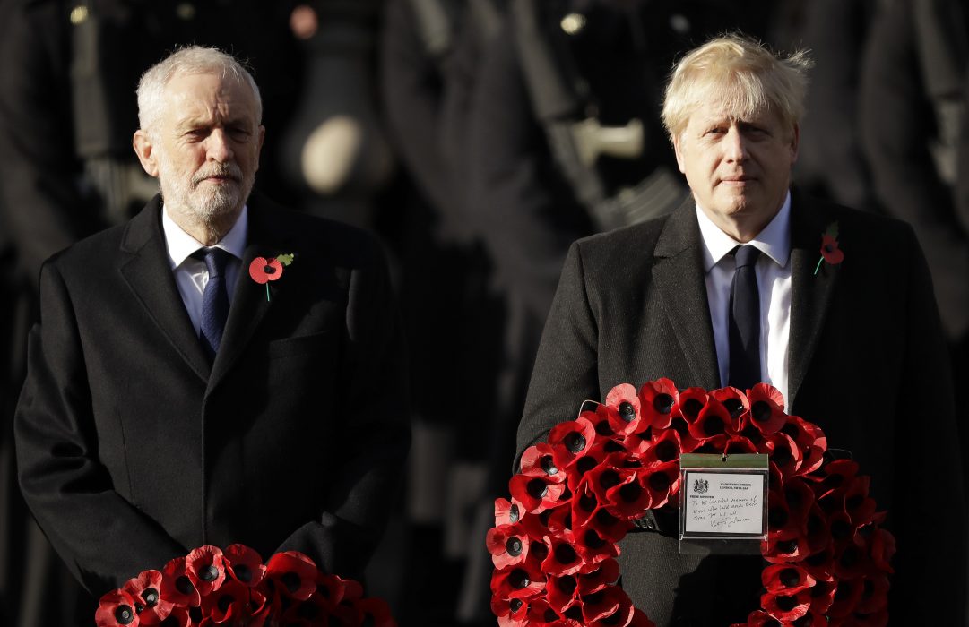 Storbritanniens premiärminister från det konservativa The Tories Boris Johnson och Jeremy Corbyn, ledare för Labour Party vid en ceremoni i London.