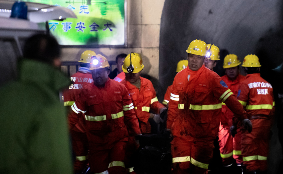 Räddningsarbetare vid den olycksdrabbade gruvan i Shanxi i norra Kina.