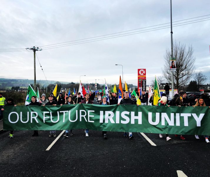 Under parollen ”irländsk enighet nu” och med irländska flaggor avgick demonstrationen från Lifford som ligger i grevskapet Donegal i nordvästra Irland och vidare till Strabane i Tyrone, Nordirland.