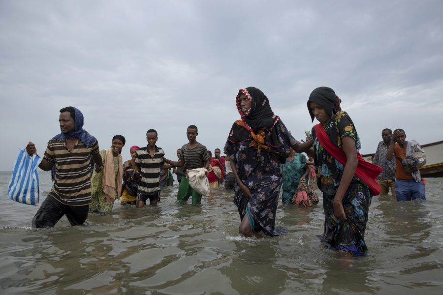Flyktingar från Etiopien anländer till en strand i Ras al-Ara i Jemen.