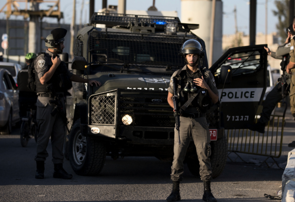 Israelisk polis vid en vägspärr i september.