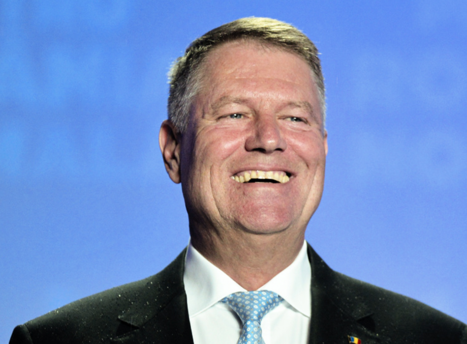 Rumäniens president Klaus Iohannis ler när han ser valresultatet i den första omgången av presidentvalet.