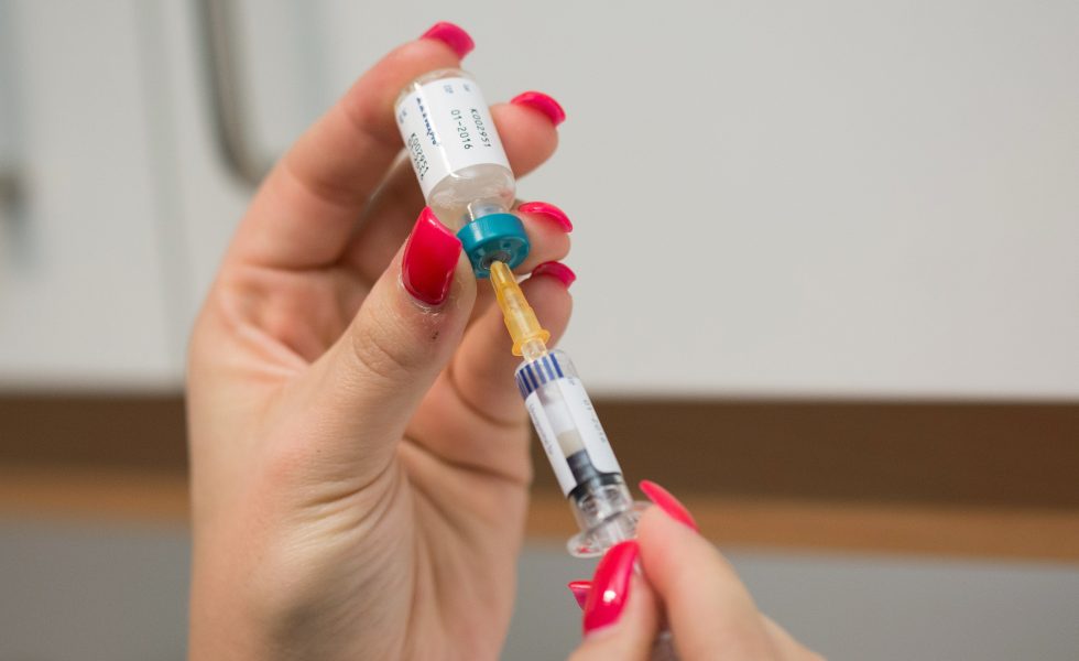 En läkarassistent förbereder en mässlingsvaccinering i Berlin.