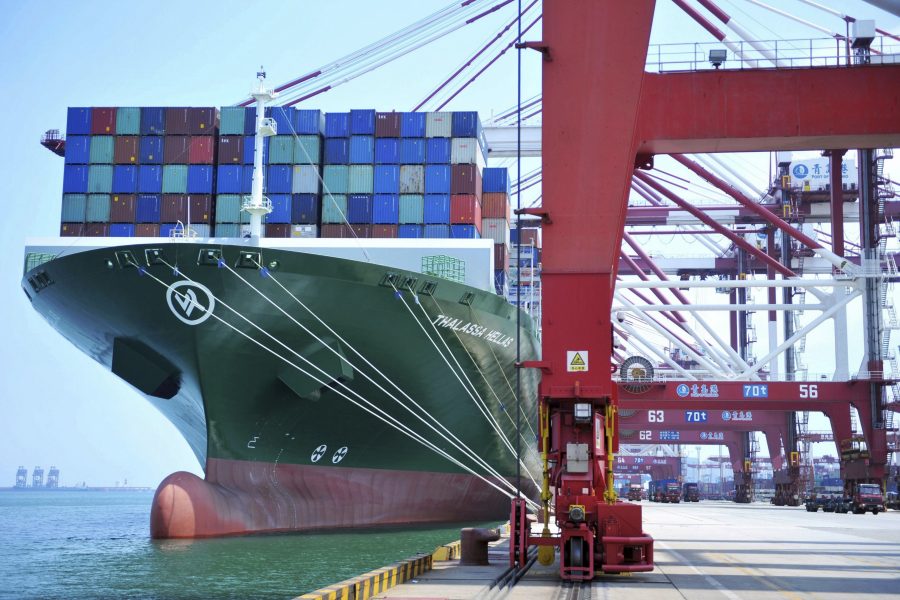 Ett fraktskepp fyller på med containrar i hamnen Qingdao juli 2018.