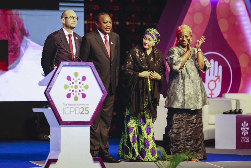 Danmarks minister för utvecklingssamarbete Rasmus Prehn, Kenyas president Uhuru Kenyatta, FN:s vice generalsekreterare Amina Mohammed och chefen för FN:s befolkningsfond Natalia Kanem, vid öppningsceremonin för toppmötet ICPD25 i Nairobi, 12 november 2019.