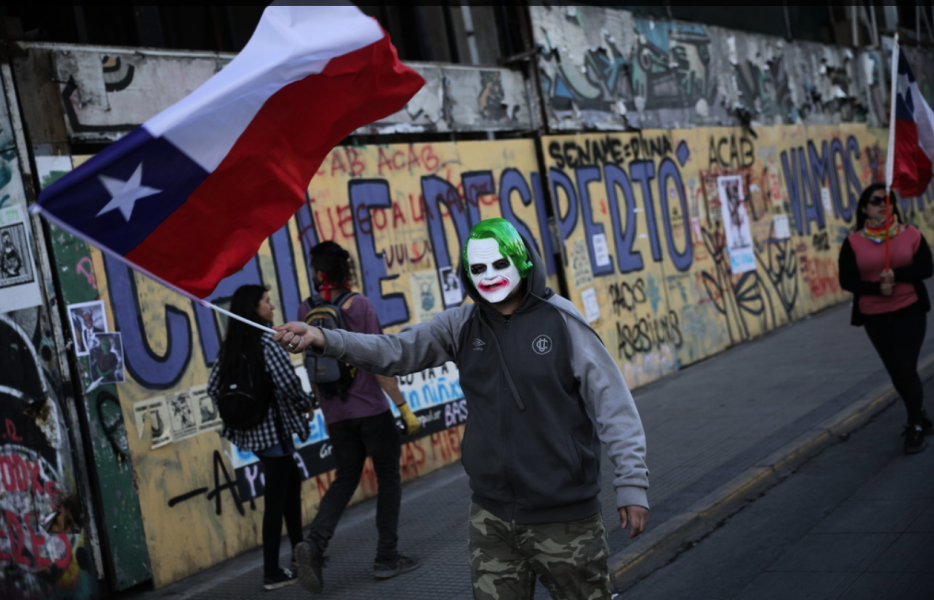 En demonstrant med Jokern-mask i Santiago på torsdagen.