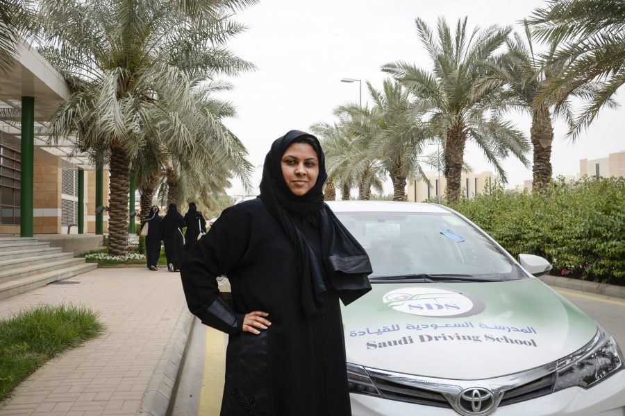 Sedan ett par år får kvinnor ta körkort i Saudiarabien.