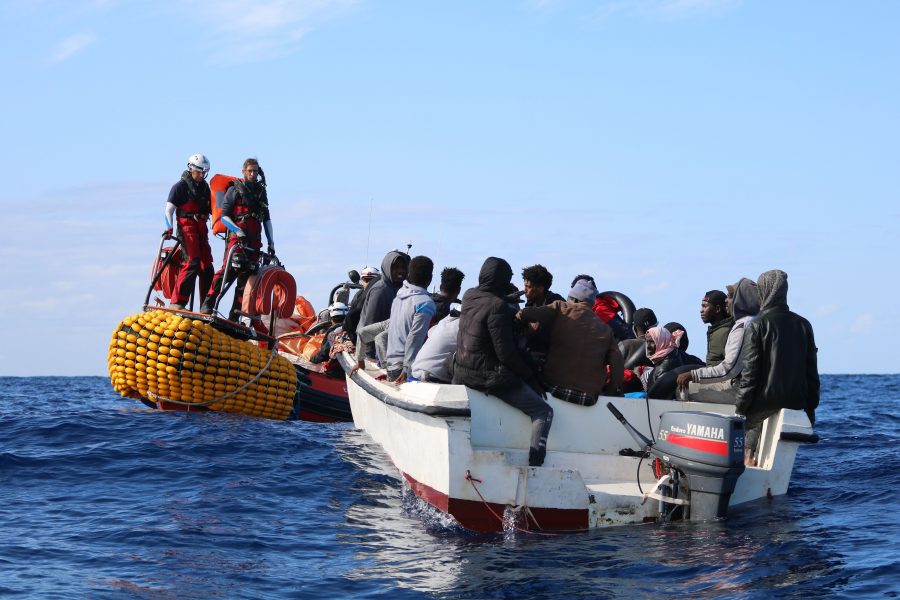 Onsdagen den 20 november räddades 30 personer ombord på Ocean Viking från den här lilla båten.