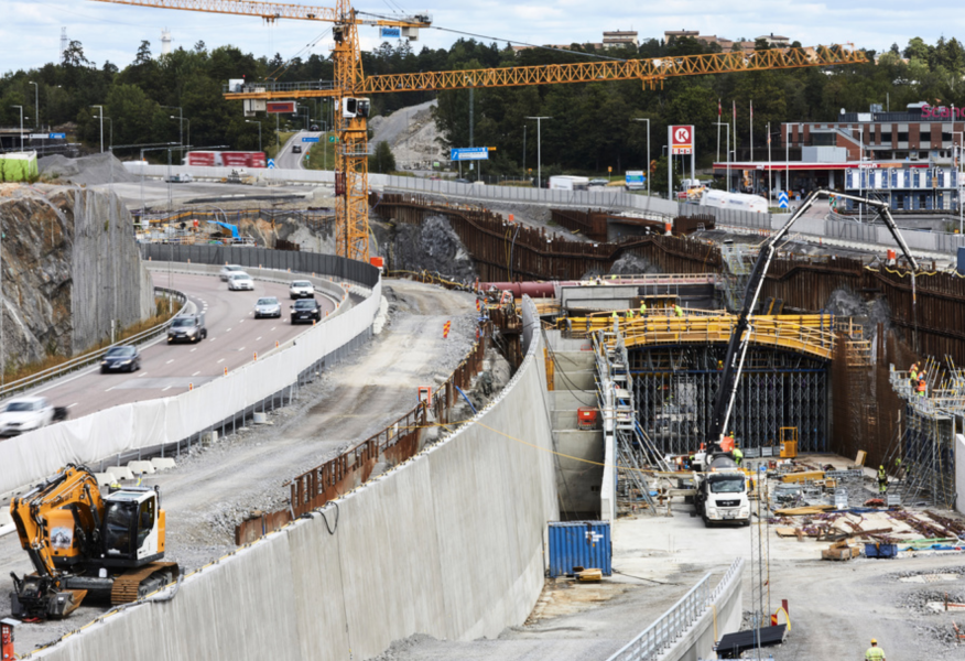 Infrastrukturprojektet Förbifart Stockholm försenas med fyra år och blir drygt tre miljarder kronor dyrare än tidigare beräknat.