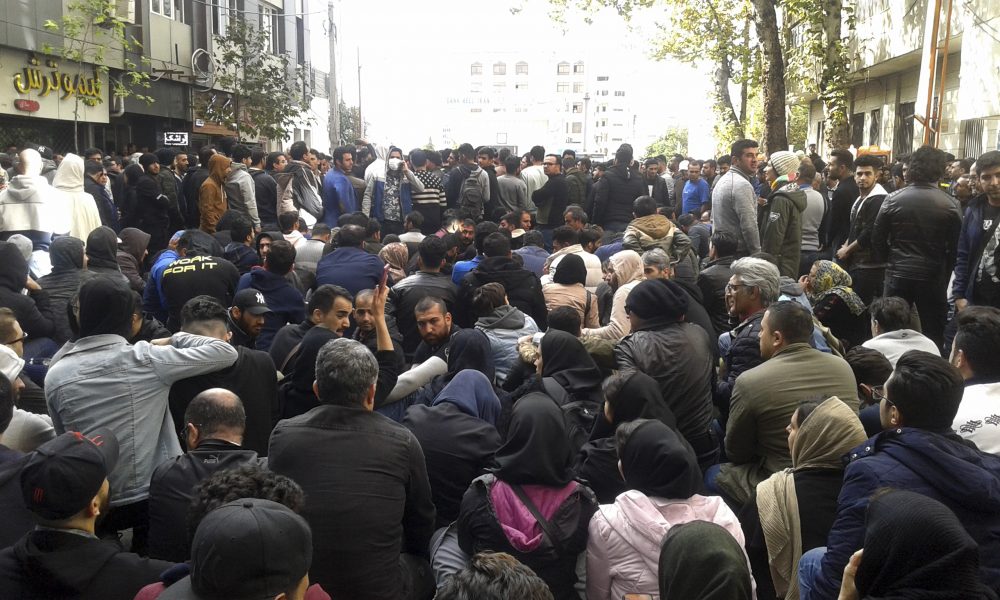 Demonstranter protesterar mot höjda bränslepriser i staden Sari den 16 november.