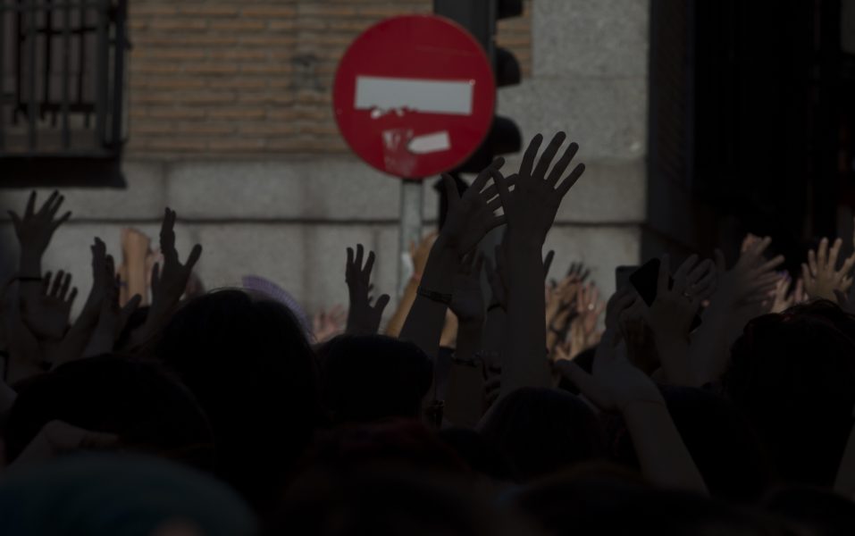Demonstranter protesterar mot sexuallagstiftningen utanför justitiedepartementet i Madrid i juni 2018.