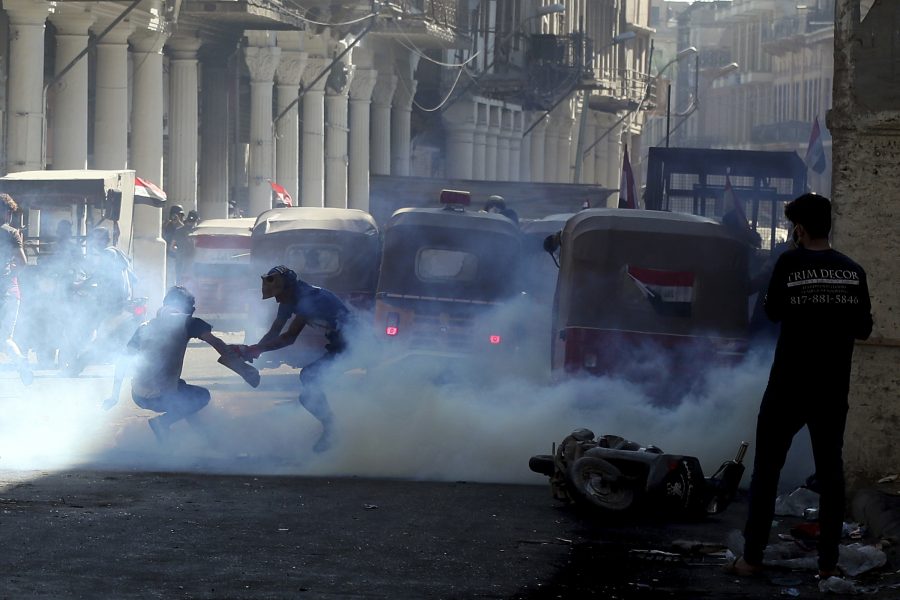 Tårgas i Bagdad under fredagen.