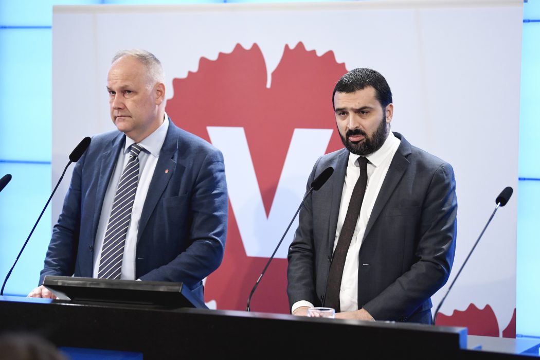 Vänsterpartiets ordförande Jonas Sjöstedt och riksdagsledamot Ali Esbati hotar med att väcka misstroende mot arbetsmarknadsminister Eva Nordmark (S).