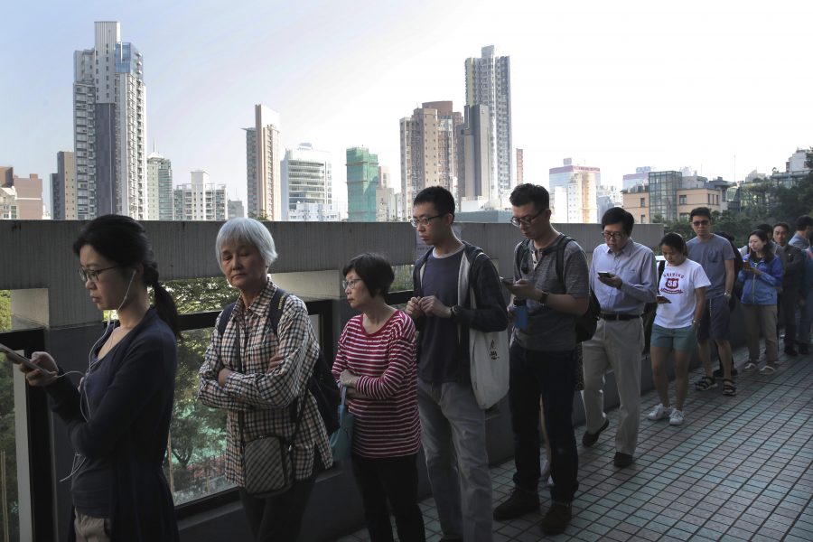Hongkongbor köar till vallokalerna.