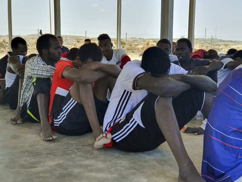 Flyktingar och migranter som tagits tillbaka till Libyen efter att landets kustbevakning omhändertagit dem till havs.