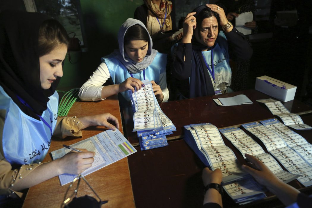 Rösträkning i en vallokal i Kabul den 28 september.