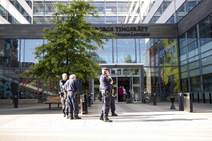En nazist som tidigare dömts för ett bombdåd i Göteborg har gripits i Polen och ska utvisas till Sverige.