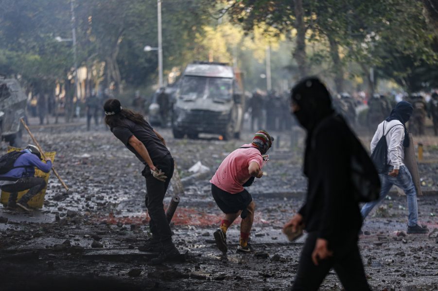 Regeringskritiska demonstranter i sammandrabbningar med polis i Chiles huvudstad Santiago.