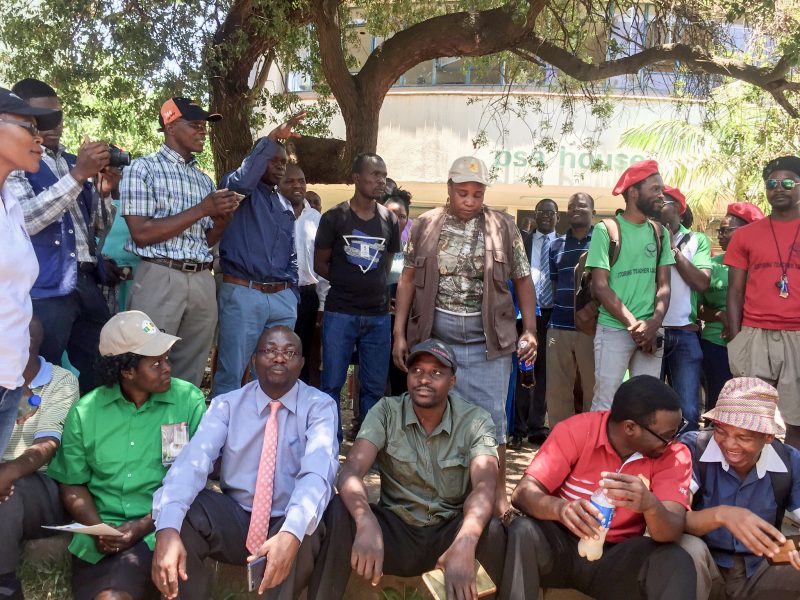 I onsdags genomförde offentliganställda en manifestation med krav på högre löner i Zimbabwes huvudstad Harare.