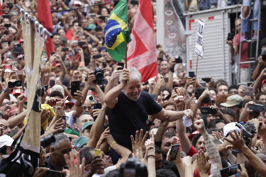 Förre presidenten Luiz Inacio Lula da Silva  bärs fram av supportrar vid en manifestation utanför Metallarbetarnas fackförbund i Brazil.